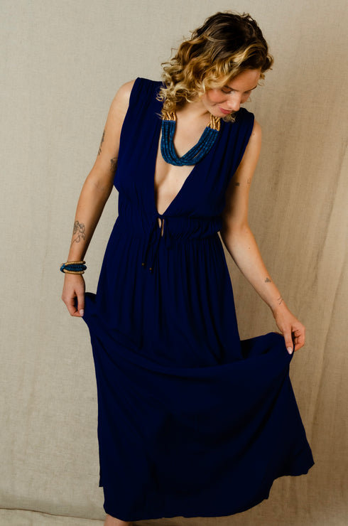 Langes Kleid mit tiefem Ausschnitt Mahalini